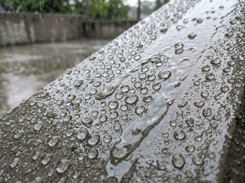 Paso 3: el agua resbala en gotas sobre la superficie sellada